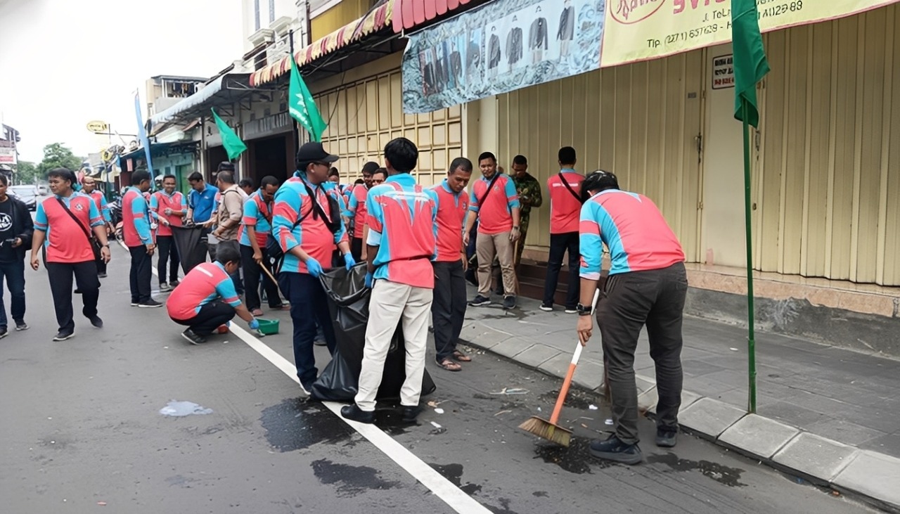 TERTIB TANPA SAMPAH: RELAWAN MUHAMMADIYAH SURAKARTA SUKSES KAWAL JALAN SEHAT MILAD KE-113